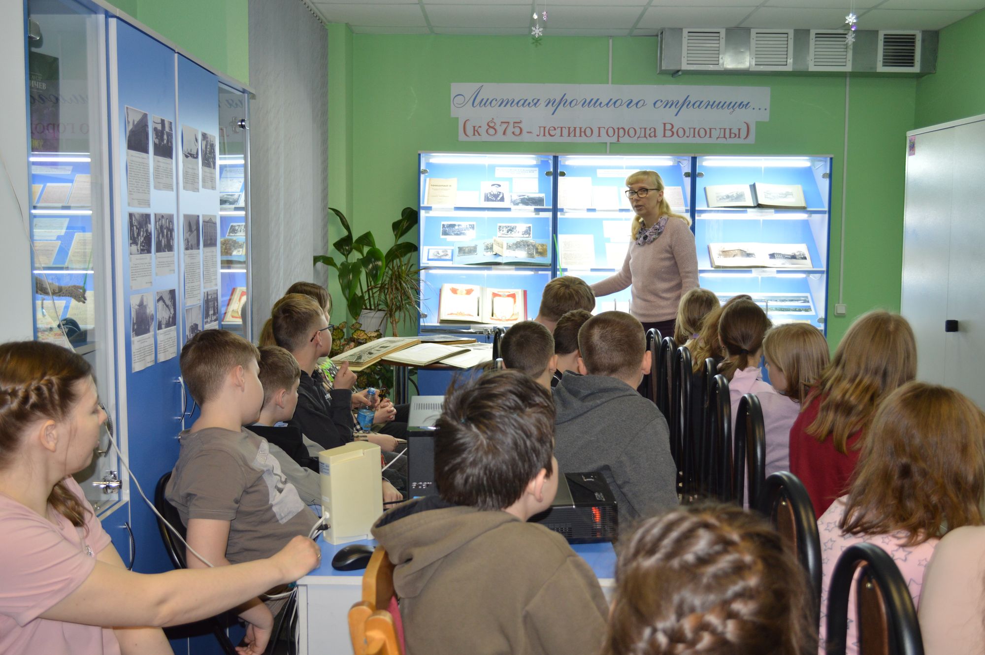 Выставка архивных документов «Листая прошлого страницы…» (к 875-летию города Вологды), ведёт главный археограф М.Н. Слатова, июнь 2022 г.